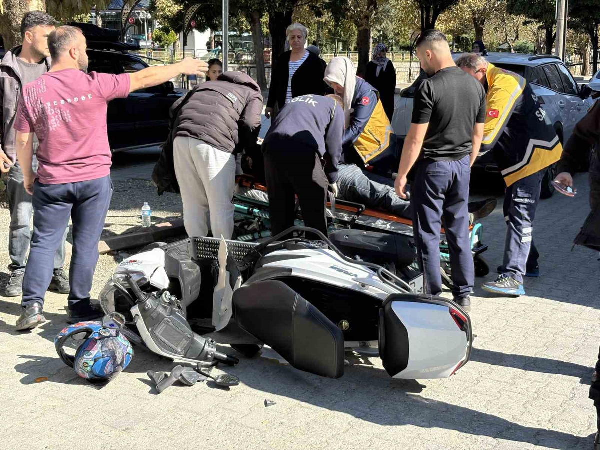 Kastamonu Tosya'da motosiklet otomobile çarptı, yaralanan sürücü hastaneye kaldırıldı