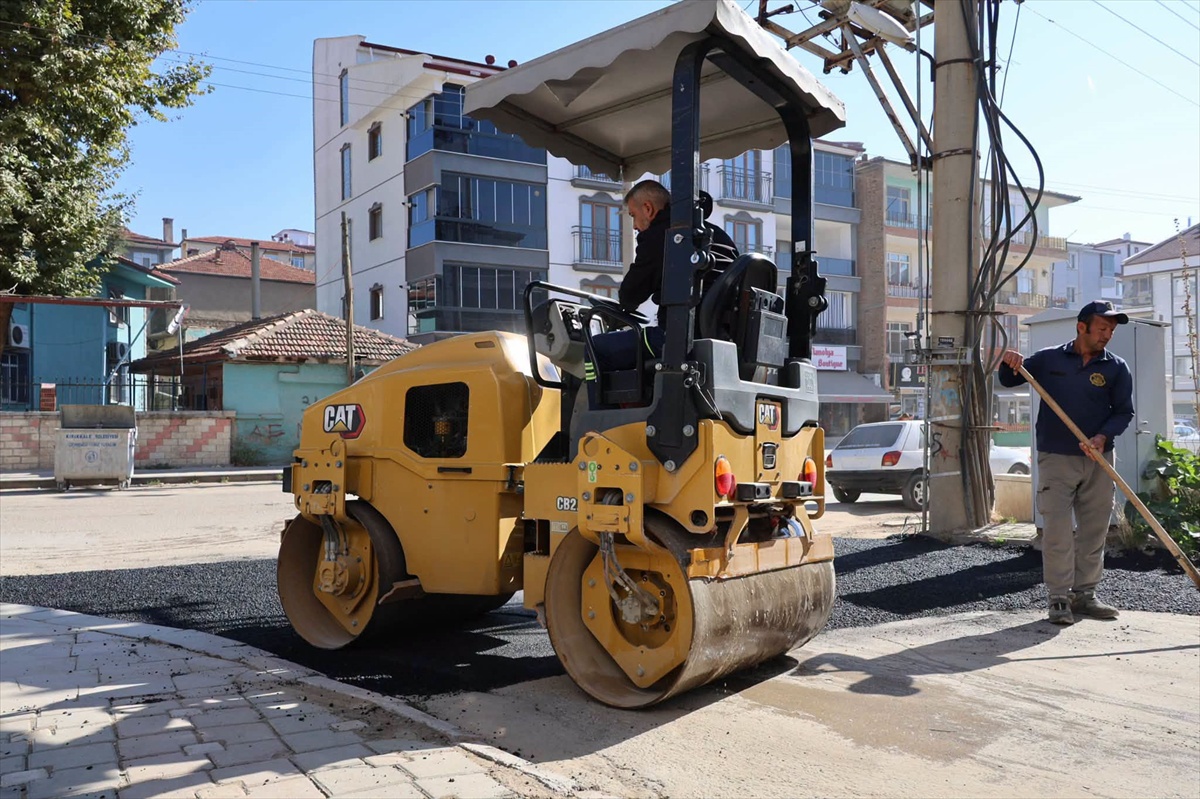 Kırıkkale'nin Yeni Mahallesi'nde bozulan yollarda asfalt tamiri sürüyor