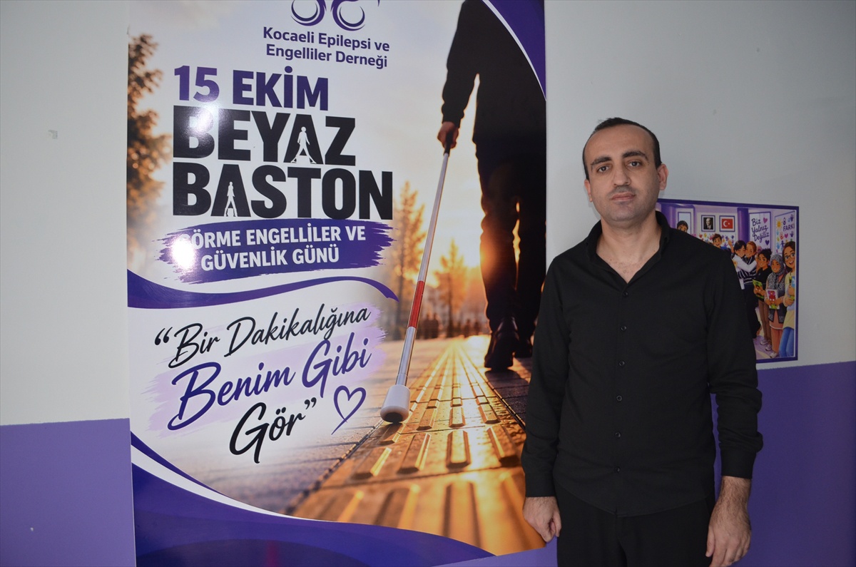 Kocaeli Darıca'da katılımcılar görme engelliler için 1 dakika bastonla yürüdü