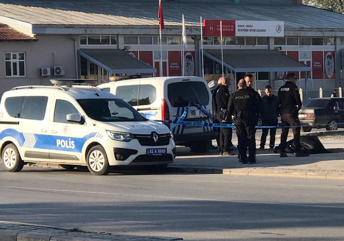 Konya Ereğli'de kaldırımda hareketsiz yatan erkek yaşamını yitirdi