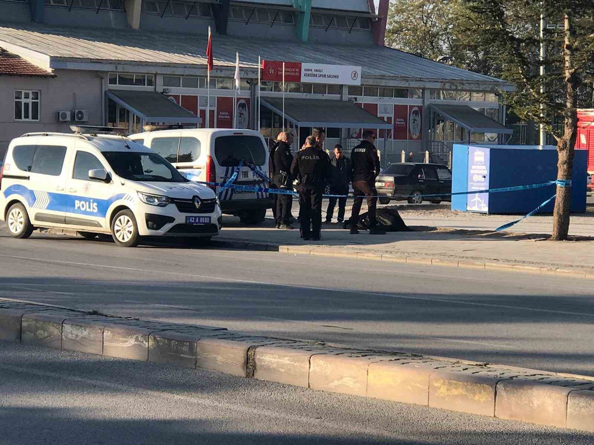 Konya Ereğli'de sabah kaldırımda hareketsiz yatan bir kişi ölü bulundu