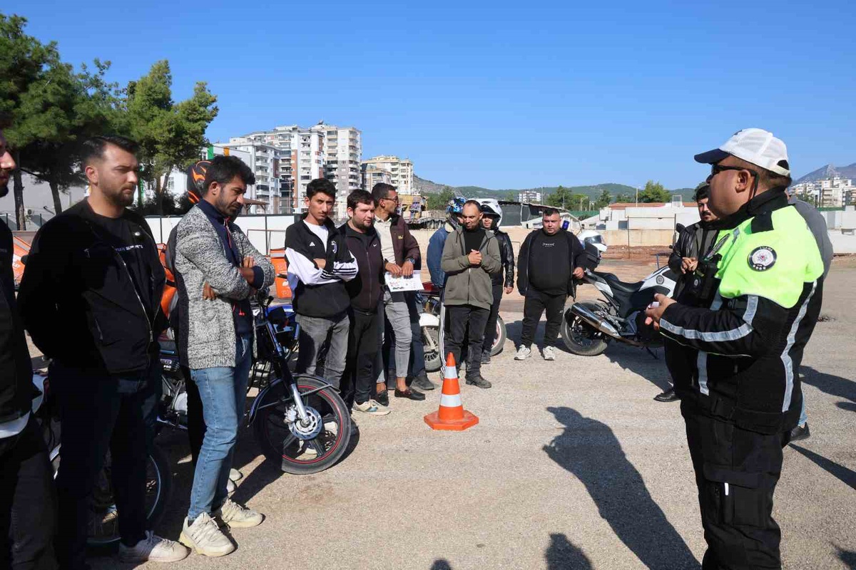 Kozan'da motokuryelere trafik eğitimi verildi, 'paketi 10 dakikada götürün' denildi
