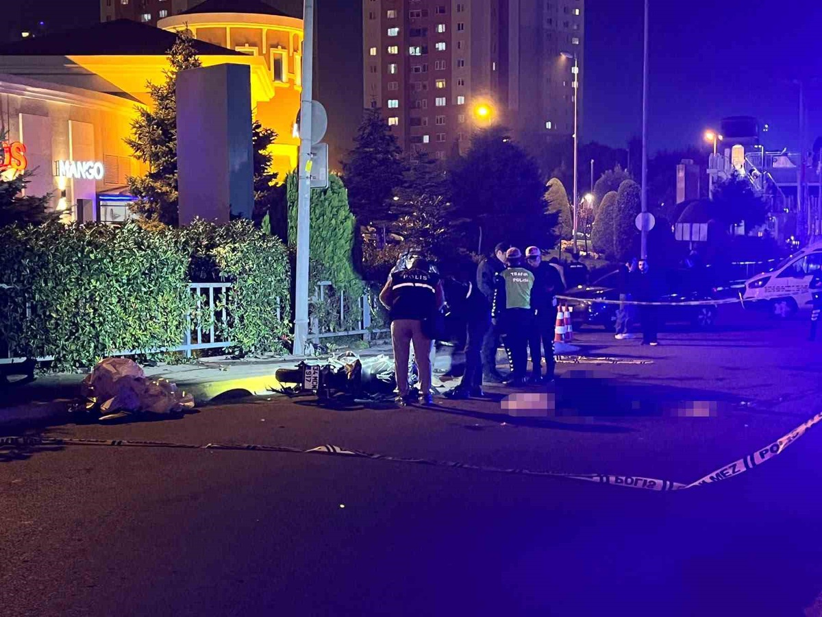 Küçükçekmece'de motosiklet otomobille çarpıştı, sürücüsü öldü, 1 kişi ağır yaralandı