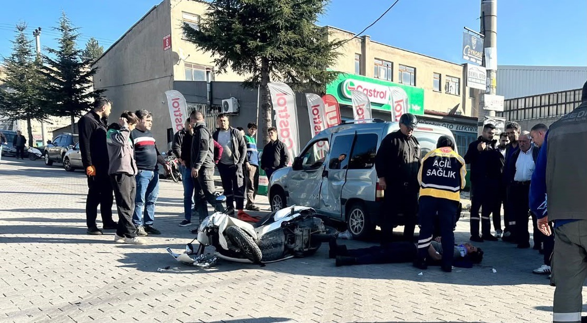 Kütahya Tavşanlı'da motosiklet ile otomobil çarpıştı, 1'i ağır 2 kişi yaralandı