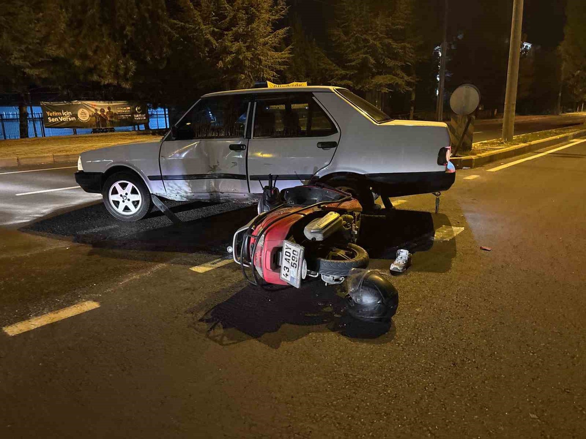 Kütahya Tavşanlı'da motosiklet ile otomobil çarpıştı, 1 kişi yaralandı