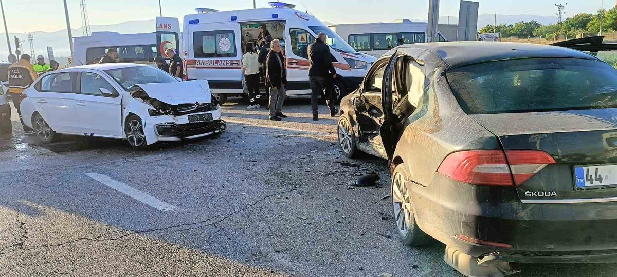 Malatya Akçadağ'da iki otomobil çarpıştı, 1'i ağır 6 kişi yaralandı