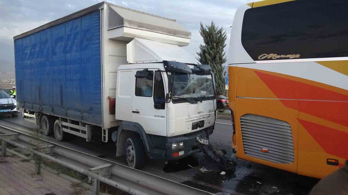 Malatya'da yolcu otobüsüne kamyon çarptı, kazada yaralanan olmadı
