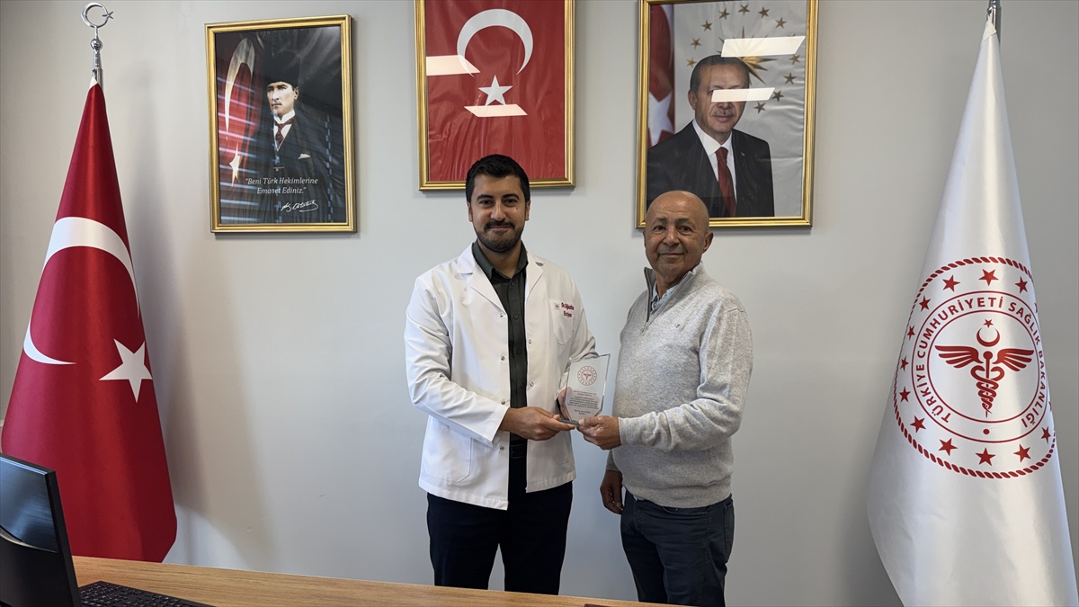 Marmaris Devlet Hastanesinde Atatürk büstüne katkı sunan idarecilere plaket verildi
