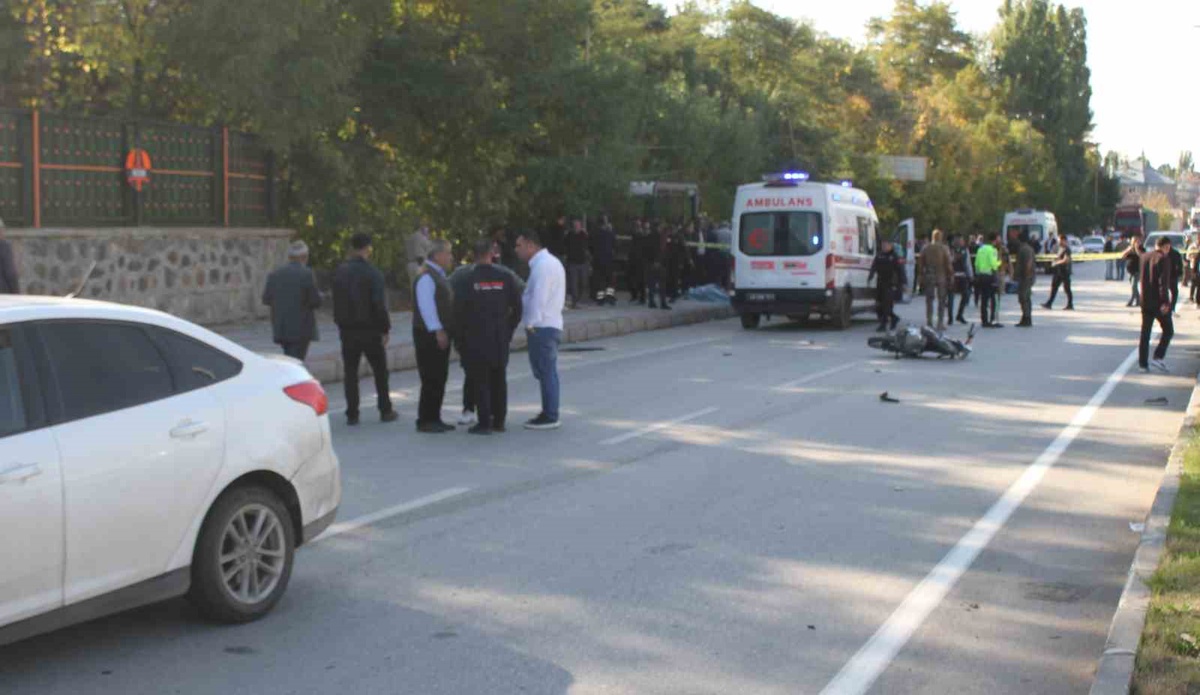 Muş Malazgirt'te otomobil motosikletle çarpıştı, 2 kişi hayatını kaybetti