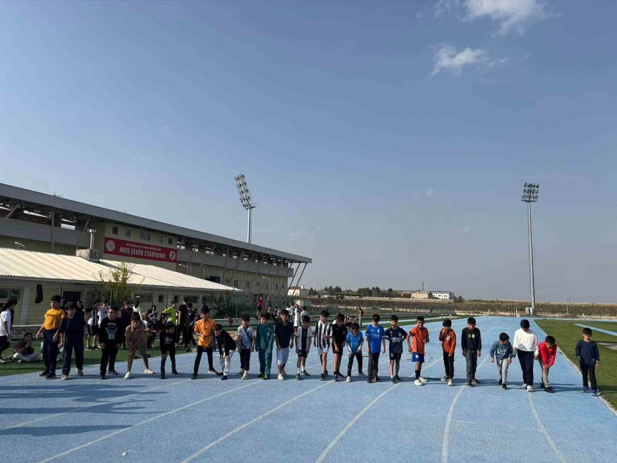 Muş'ta genç atletler Sultan Alparslan Spor Kompleksi'nde milli atlet olmaya çalışıyor