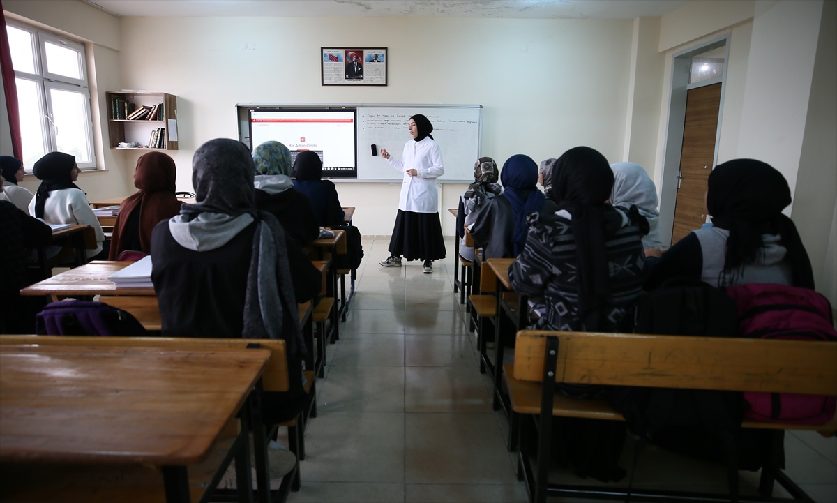 Muş'ta öğretmen olan Zehra Süt, 11 öğrenciyi okula kazandıran komisyonda görev alıyor