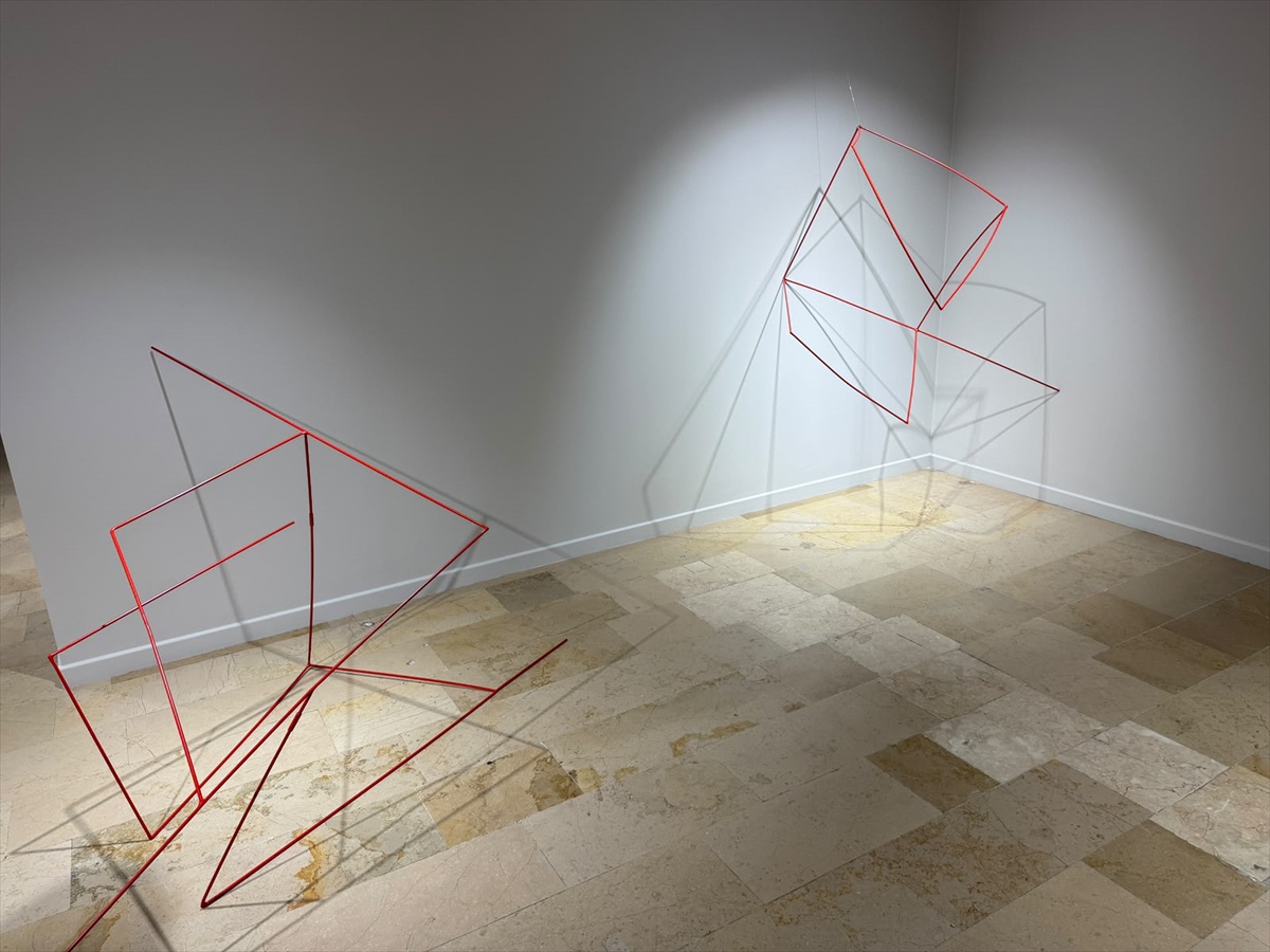 Nermin Ülker'in Dört Köşeli Üçgen sergisi Black Light Gallery'de açıldı