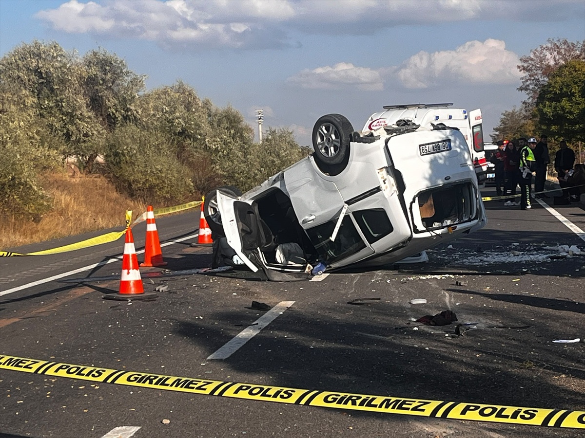 Nevşehir Hacıbektaş'ta devrilen hafif ticari araçta bir kişi öldü, iki kişi yaralandı