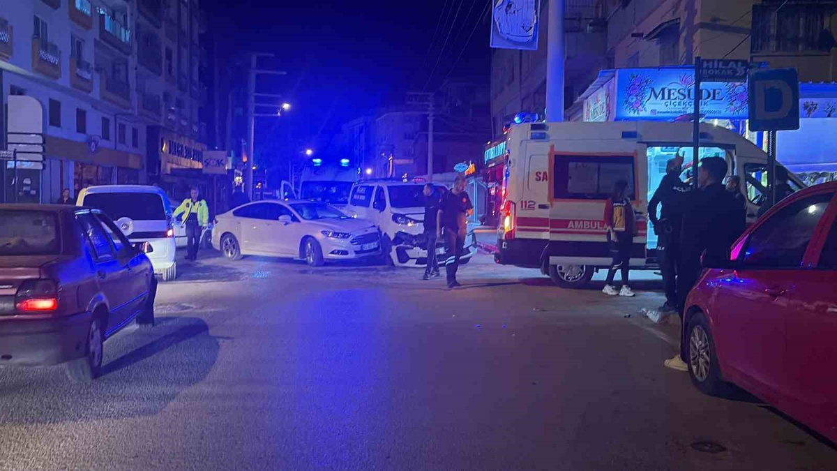 Osmaniye'de gece iki otomobilin çarpıştığı kazada 2 kişi yaralandı