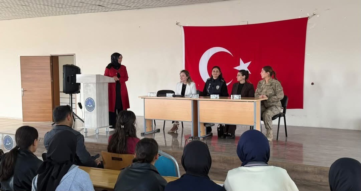 Patnos Devlet Hastanesi Başhekim Yardımcısı Kariyer Günleri'nde öğrencilerle buluştu