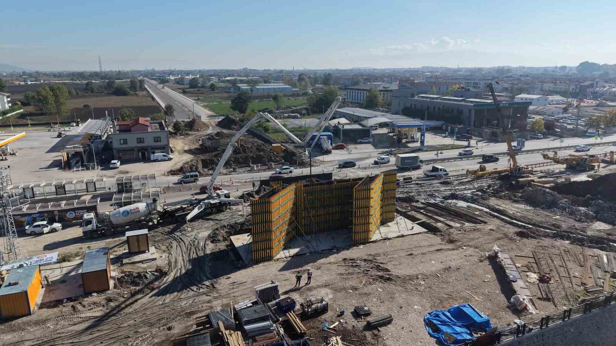 Sakarya'da Kuzey Köprüsü'nün ilk ayağında beton dökümü yapıldı