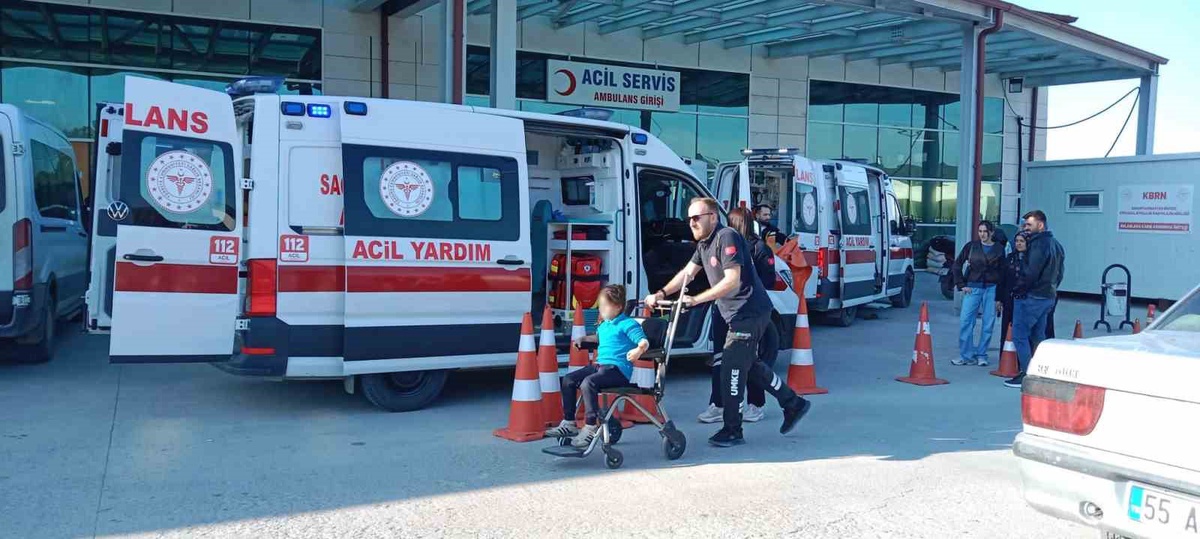Samsun Vezirköprü'de yemek sonrası rahatsızlanan 9 öğrenci hastaneye kaldırıldı