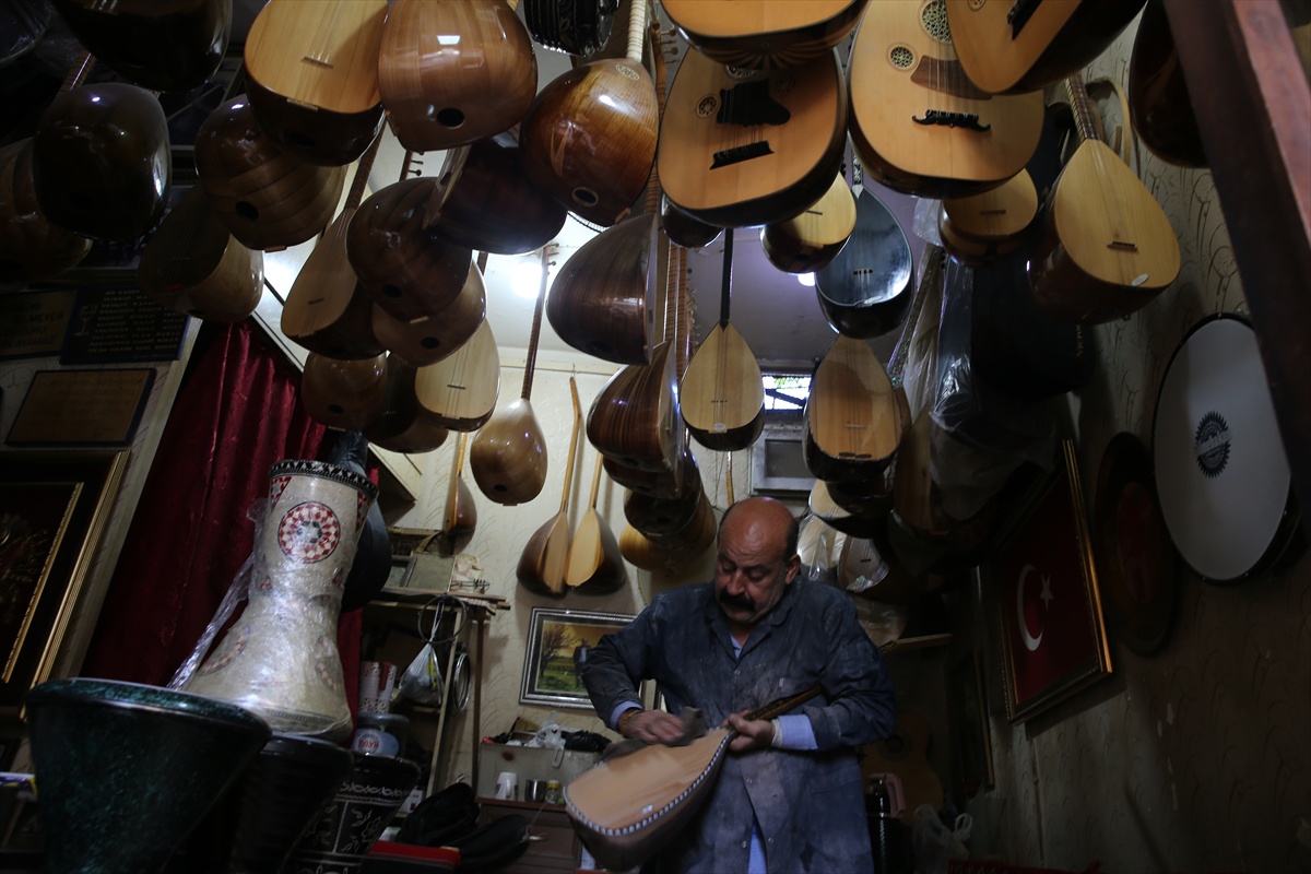 Şanlıurfa'da bağlama ustası Yahya Çekirge babadan kalma saz imalatını sürdürüyor