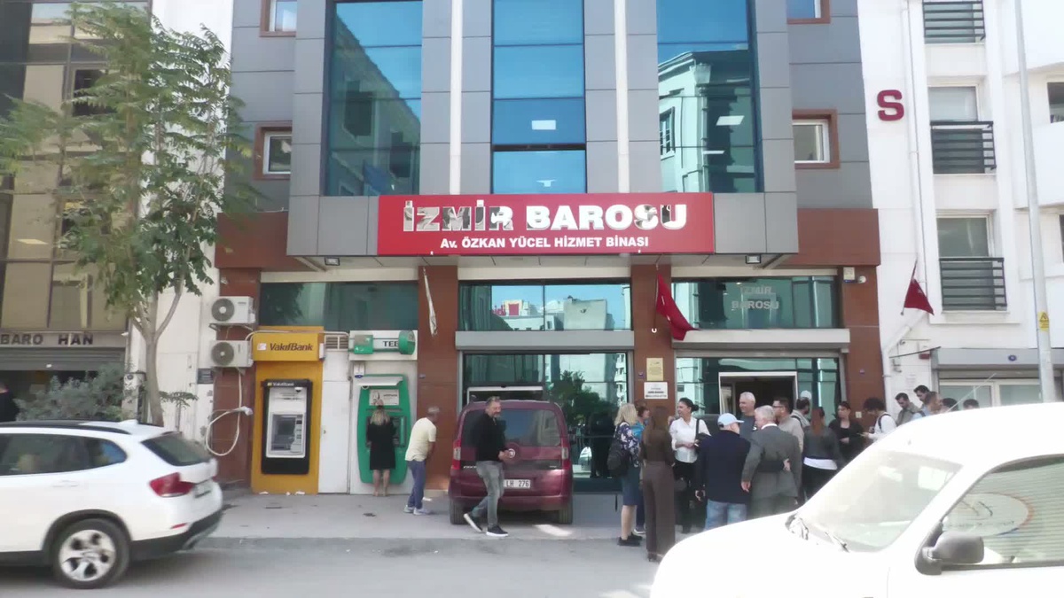 Serhat Sökmen mazbatasını alıp İzmir Barosu Başkanlığını Sefa Yılmaz'dan devraldı