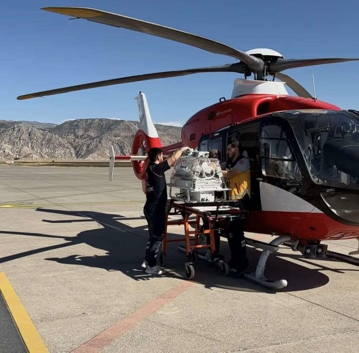 Silopi'de tedavi gören bebek, helikopter ambulansla Elazığ'a sevk edildi