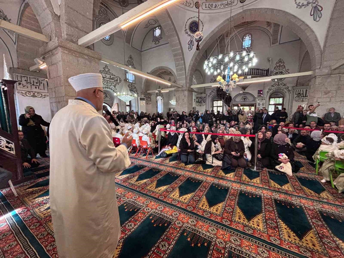 Tavşanlı'da Bed'i Besmele töreninde minik öğrenciler Ulucami'ye yürüdü