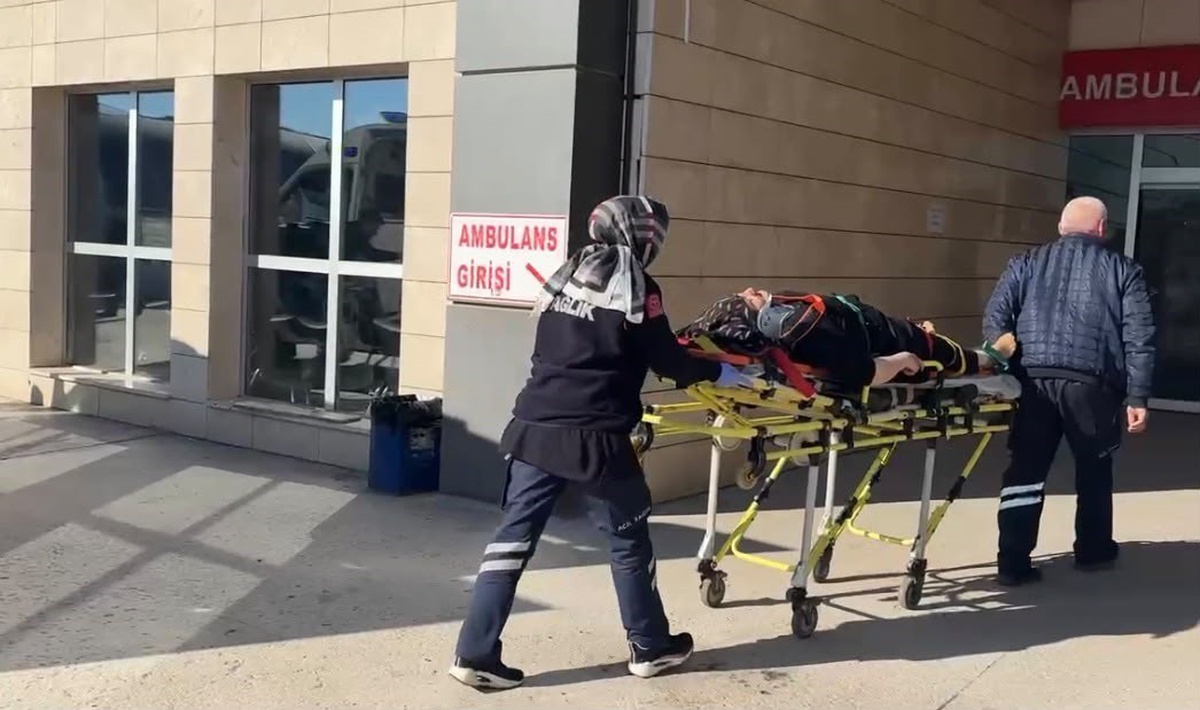 Tavşanlı-Emet karayolunda iki otomobil çarpıştı, 2 kişi hafif yaralandı