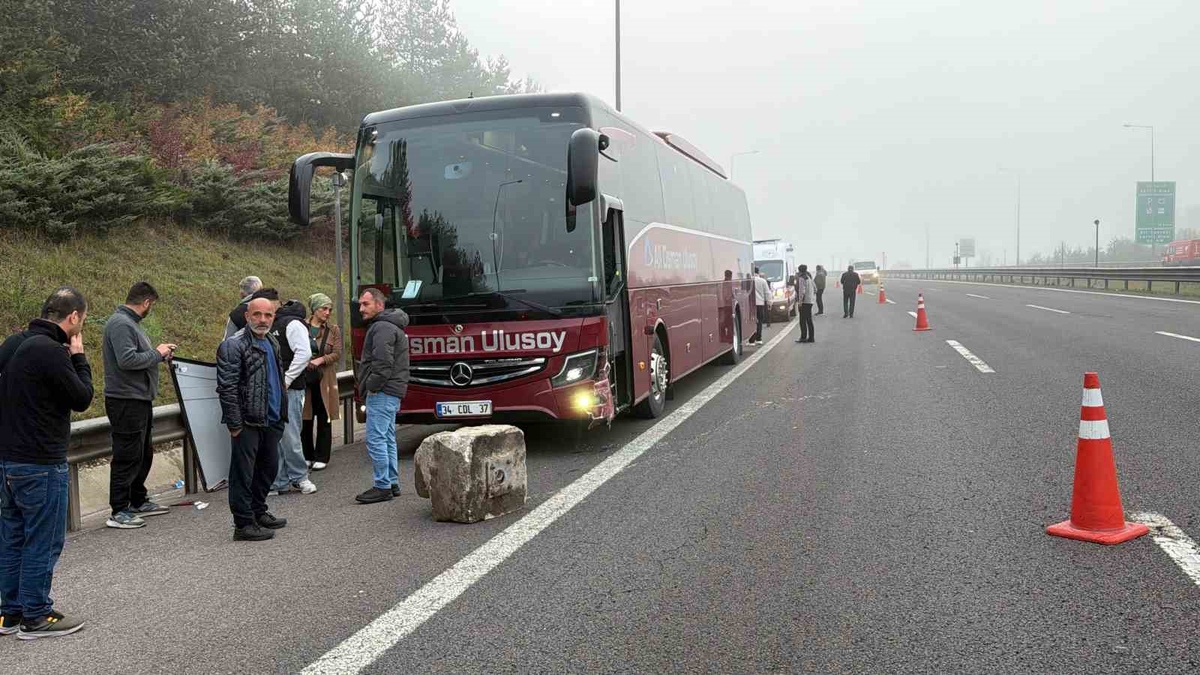 TEM Otoyolu Bolu geçişinde kamyonet refüje çarptı, 2 kişi yaralandı