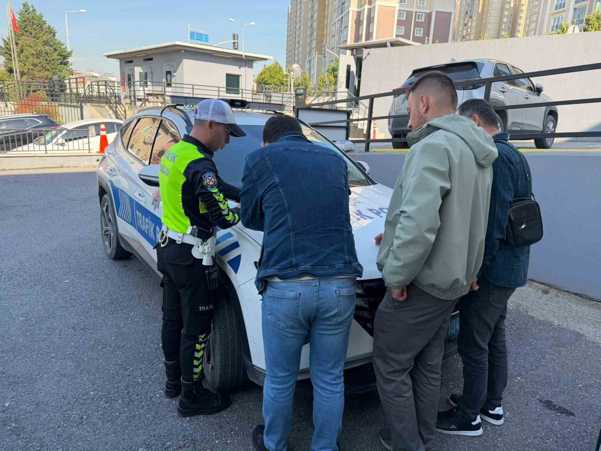 Trafik polisi Başakşehir'de 2 sürücüye araçtan indikleri için 360 bin lira ceza kesti