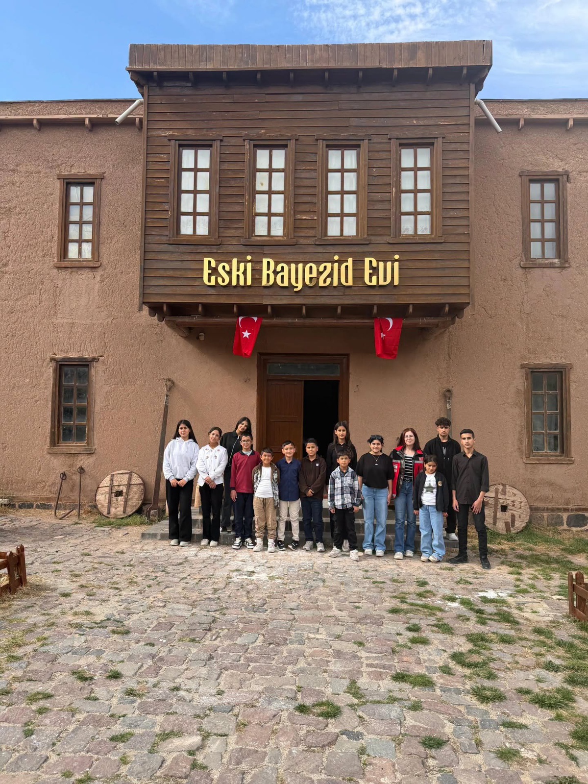 Tutaklı çocuklar Doğubayazıt'ta İshak Paşa Sarayı'nı ve tarihî mekânları gezdi