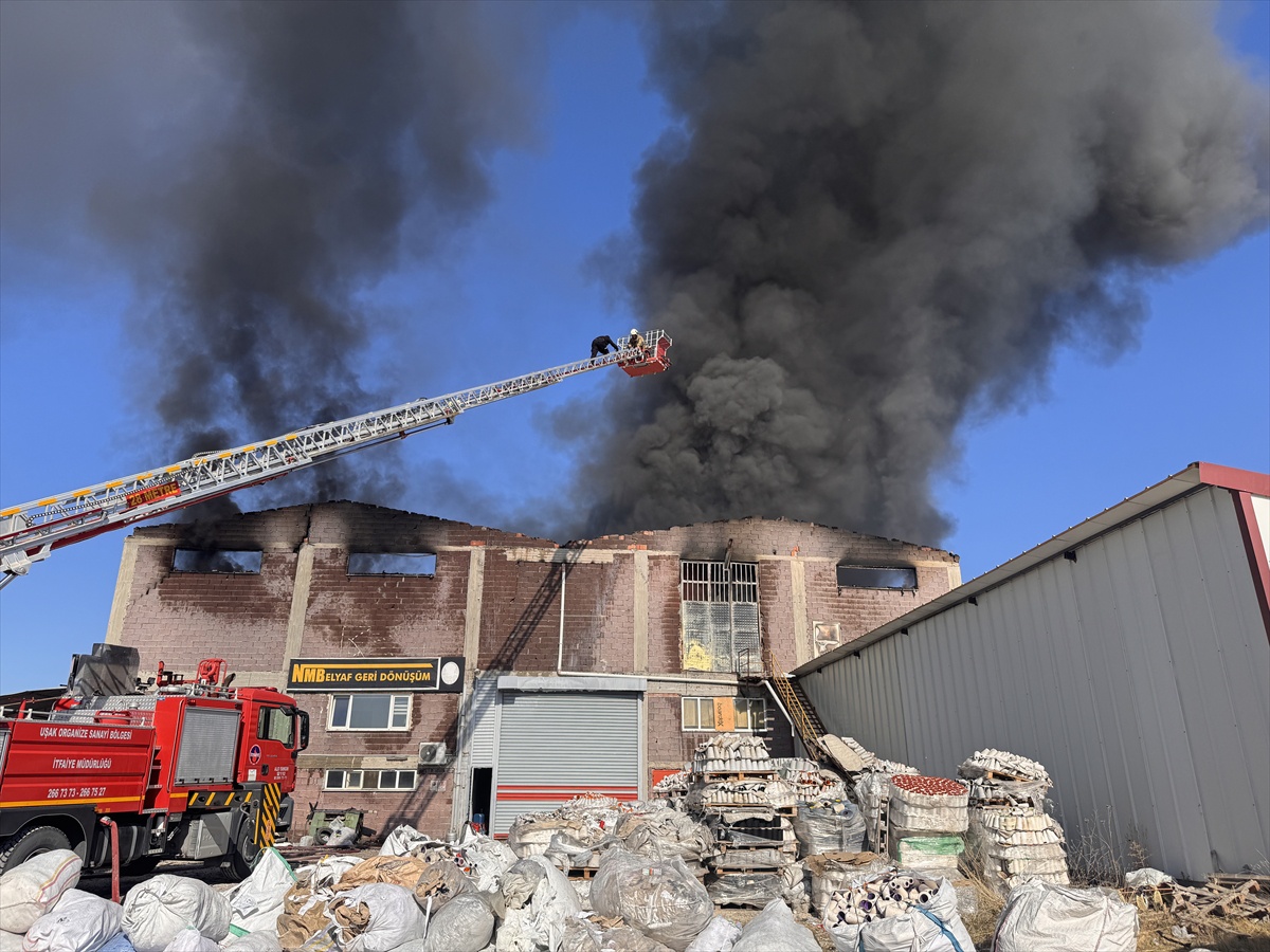 Uşak Tekstil OSB'de elyaf fabrikasındaki yangına müdahale sürüyor