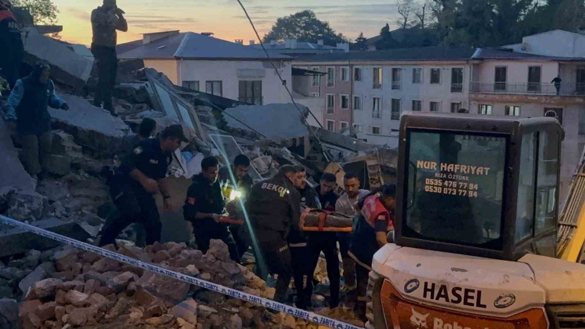 Zonguldak'ta 3 katlı bina çöktü, bir kişi kurtarıldı, diğeri enkaz altında kaldı