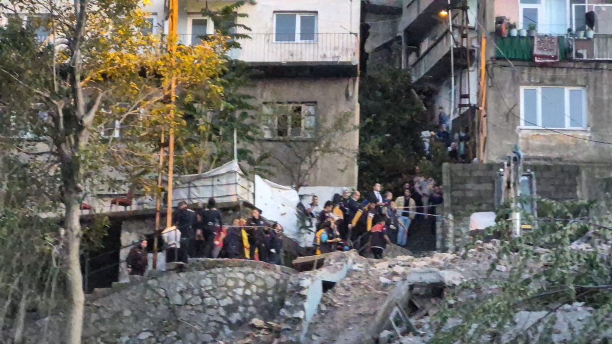 Zonguldak'ta metruk binanın yanındaki 3 katlı ev çöktü, bir kişi kurtarıldı