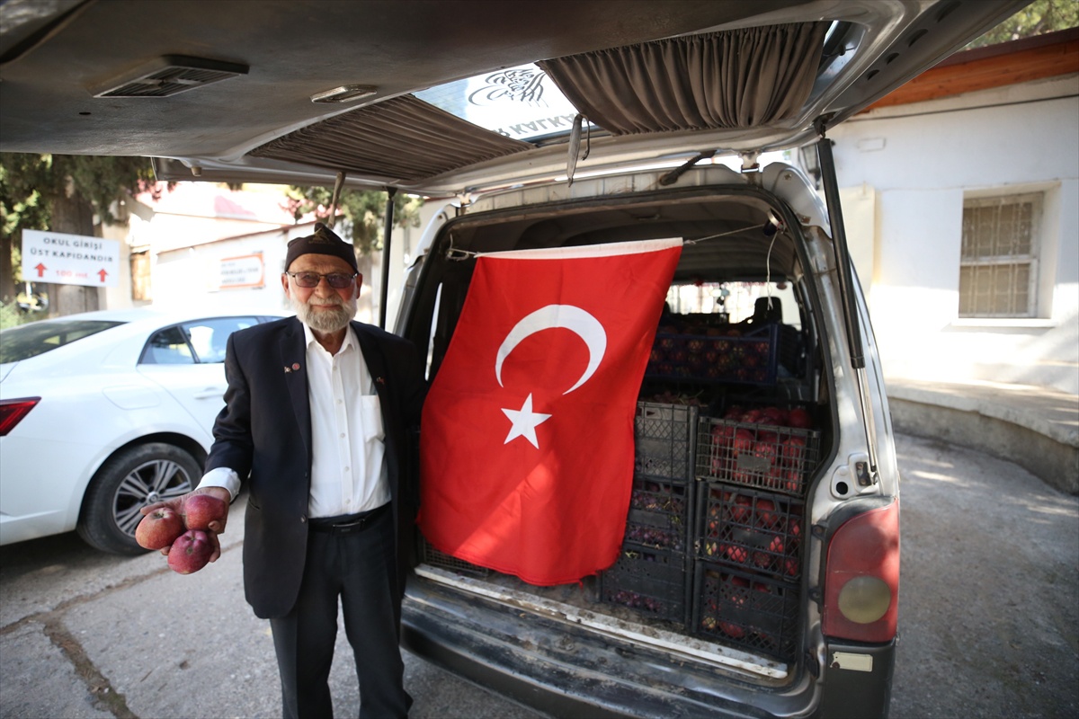 76 yaşındaki Elmacı Dede, Aydın Jandarma Komando Taburu'na elma ve üzüm teslim etti