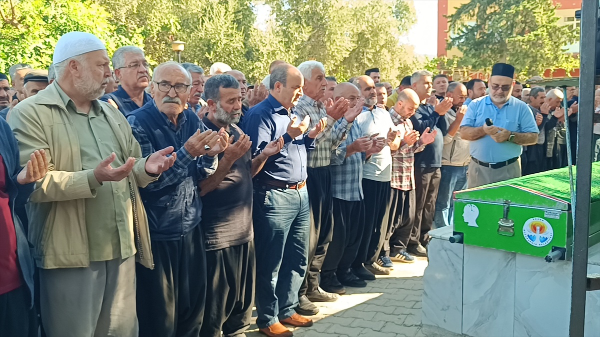 Adana Kozan'da güneş enerjisi tamiri için damdan düşen 59 yaşındaki işçi defnedildi