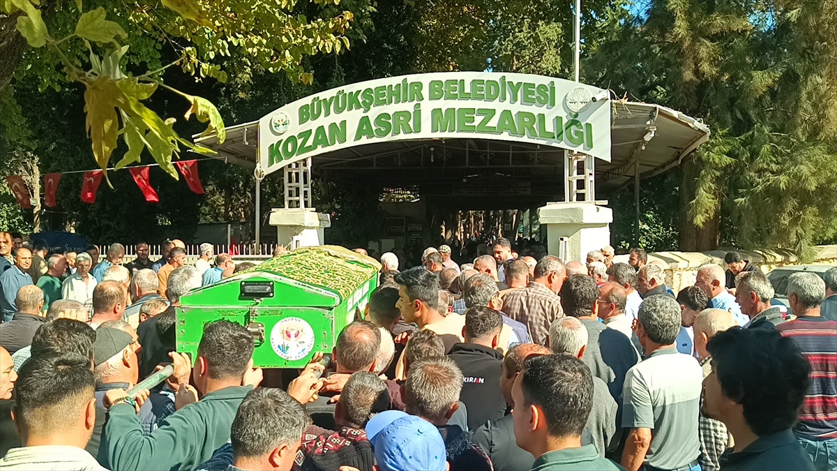 Adana Kozan'da pompalı tüfekle öldürülen 22 yaşındaki kadın toprağa verildi