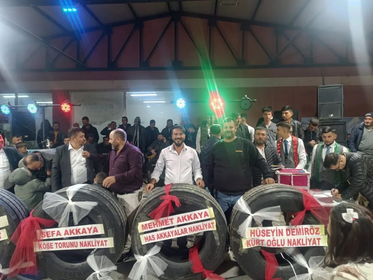Afyonkarahisar'da nakliyeci damada takı töreninde 4 kamyon lastiği hediye edildi