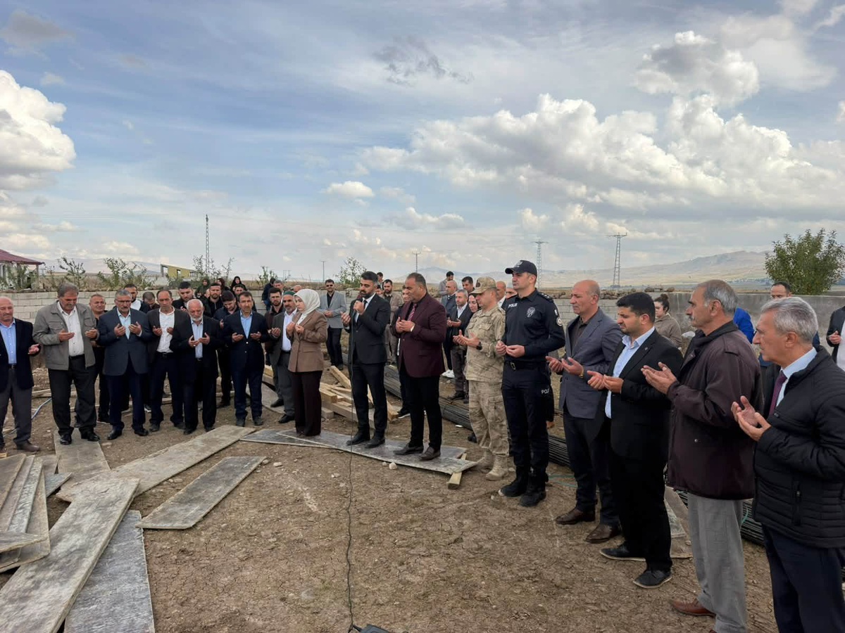 Ağrı Taşlıçay'da Kız Kur'an Kursu'nun temeli Kaymakam Kılıç'ın katılımıyla atıldı
