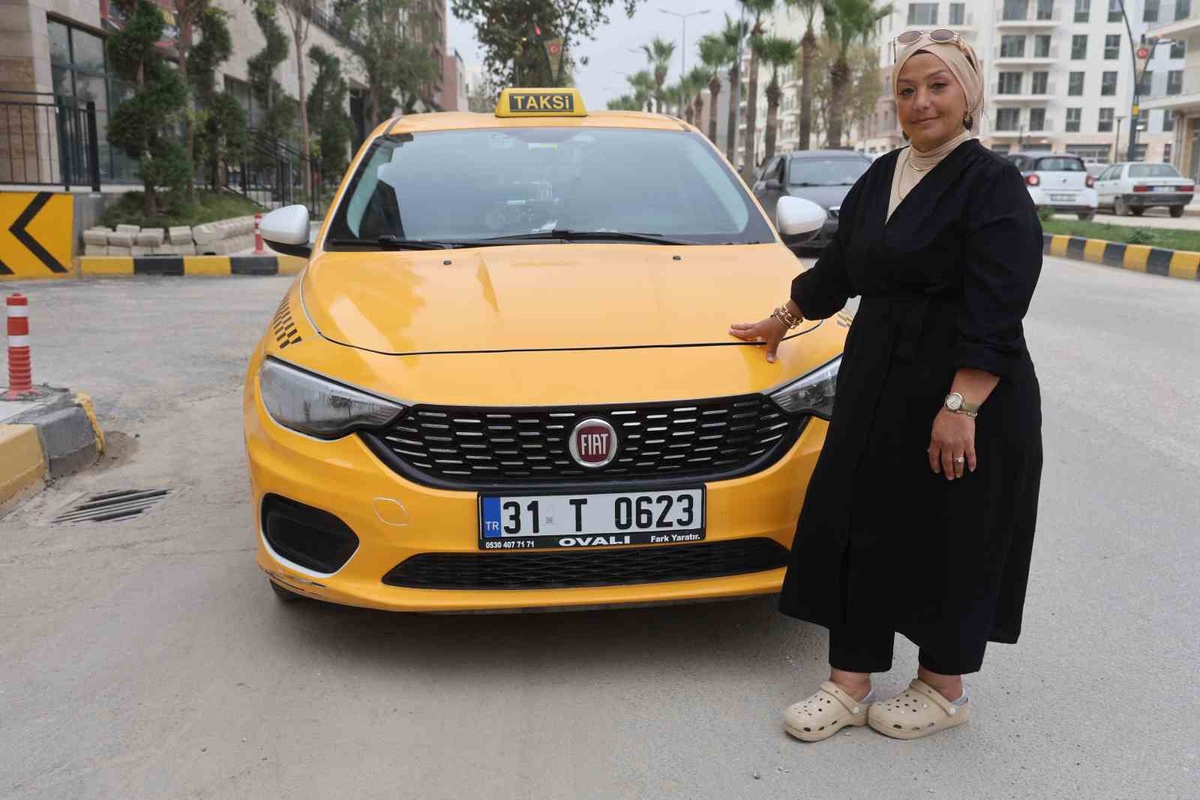 Antakya'da taksicilik yapan kadın, günde ortalama 15 saat direksiyon sallıyor