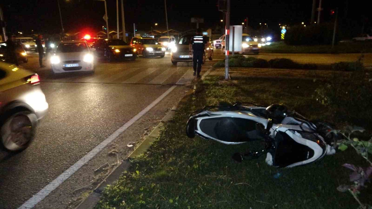 Antalya Manavgat'ta emniyet şeridindeki motosiklet otomobile çarptı, 2 kişi yaralandı