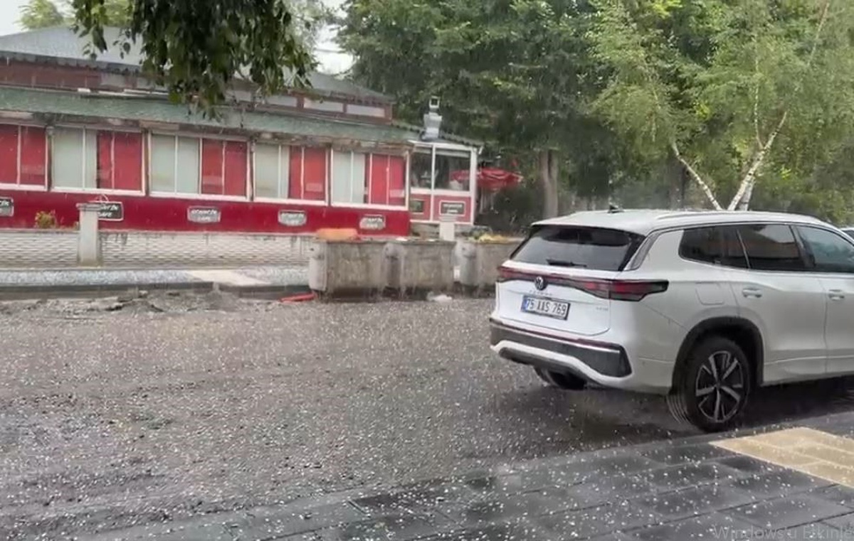 Ardahan'da aniden bastıran dolu, araç sahiplerini kapalı alanlara yöneltti