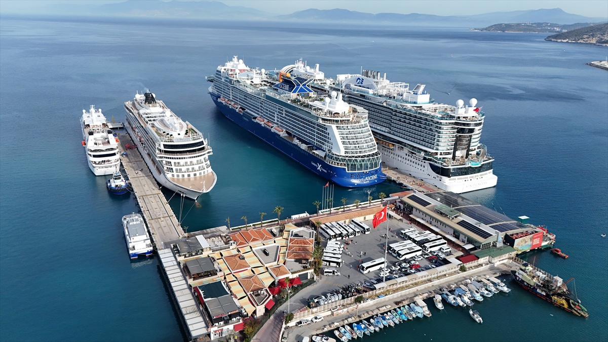 Aydın'ın Kuşadası'na yanaşan 4 kruvaziyer 8 bin 767 turist getirdi