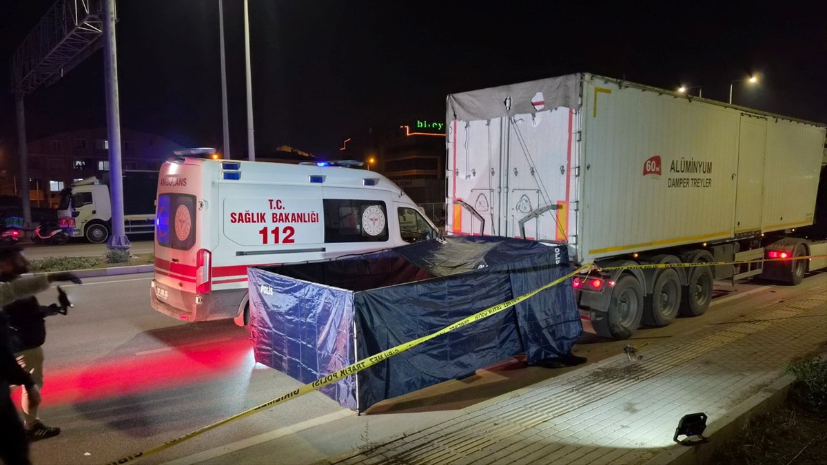 Balıkesir Bandırma'da park halindeki tıra çarpan motosiklet sürücüsü öldü