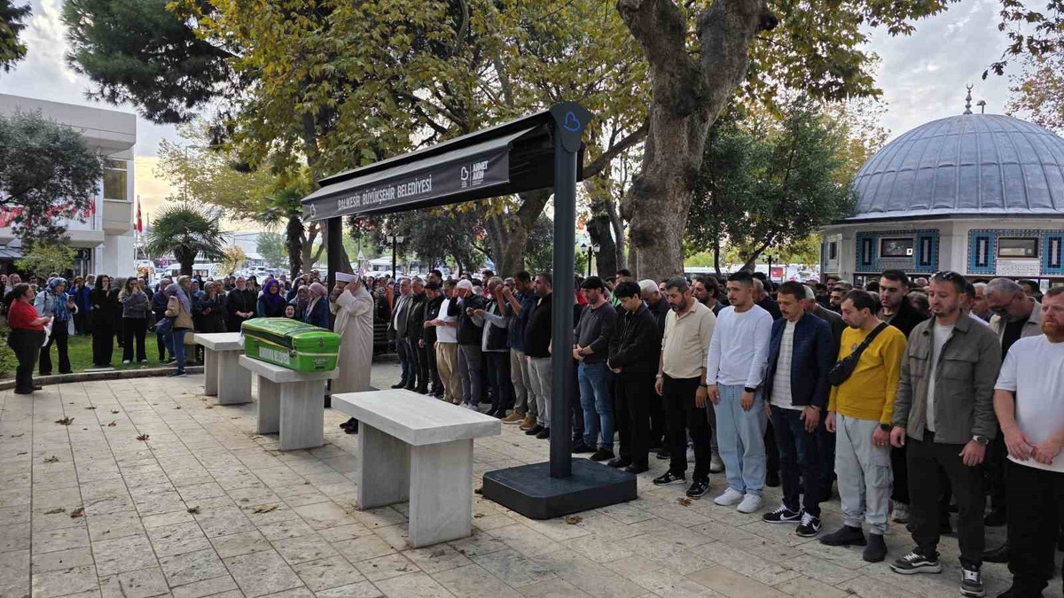 Bandırma'da tır dorsesine çarpan 30 yaşındaki motokurye toprağa verildi
