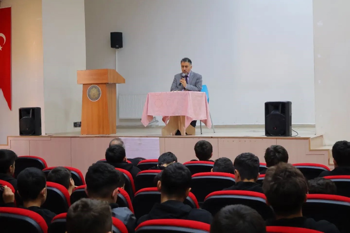 Bayburt Müftüsü Bektaş, İmam Hatipliler Haftası dolayısıyla konferans düzenledi