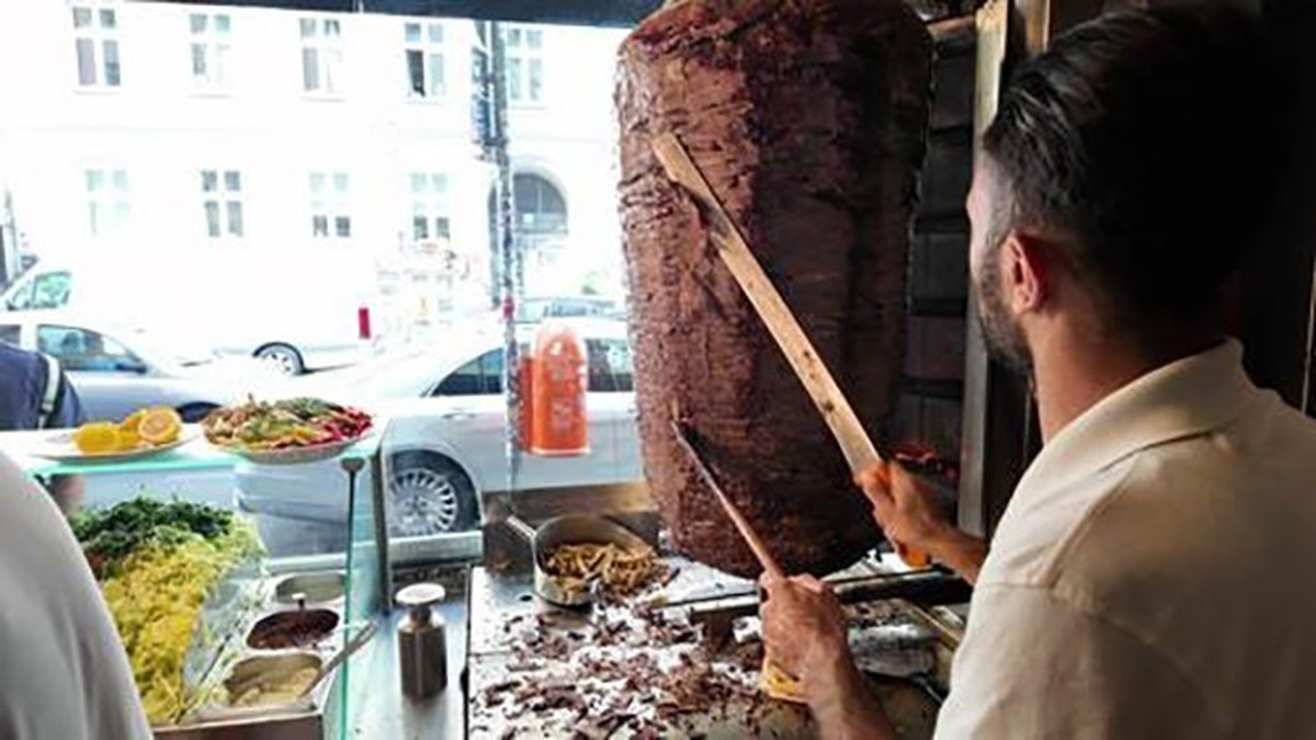 Berlin'de restoran sahibi Saim Aygün, 'Steak Döner' ismine tepki gösterdi