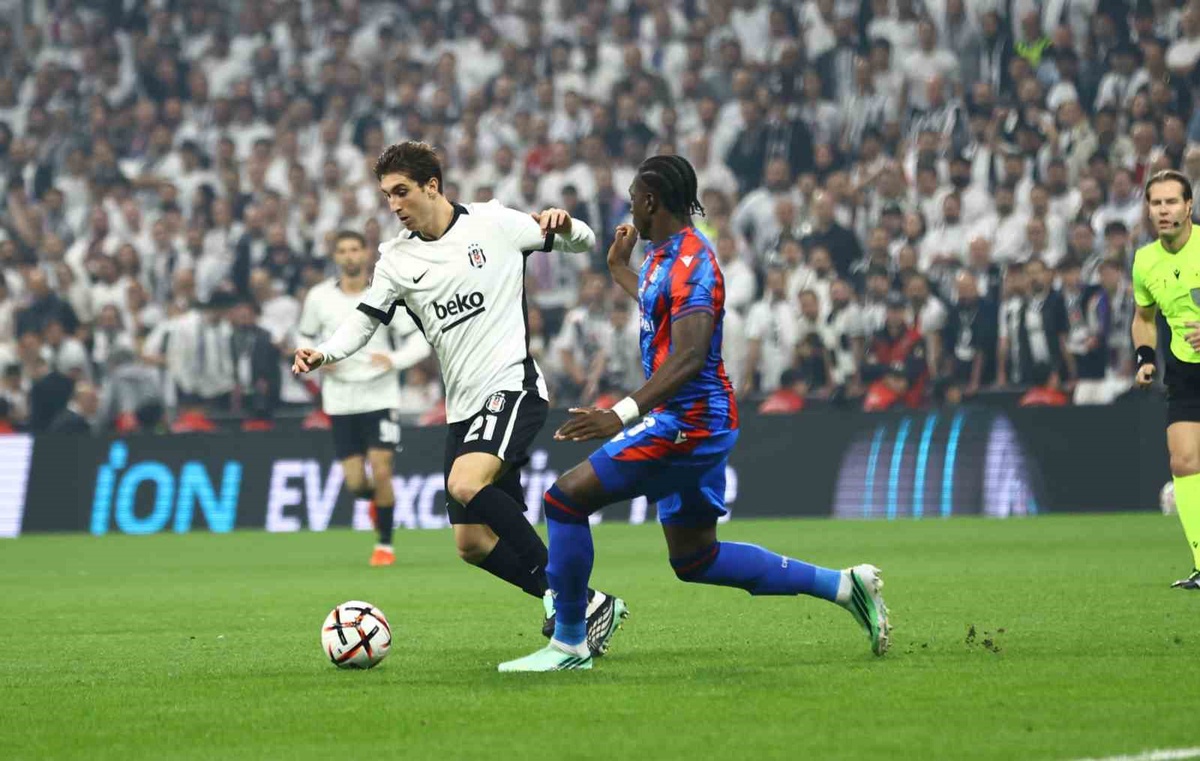 Beşiktaş'ta omzu sakatlanan Miretti, 39. dakikada yerini Salih Özcan'a devretti