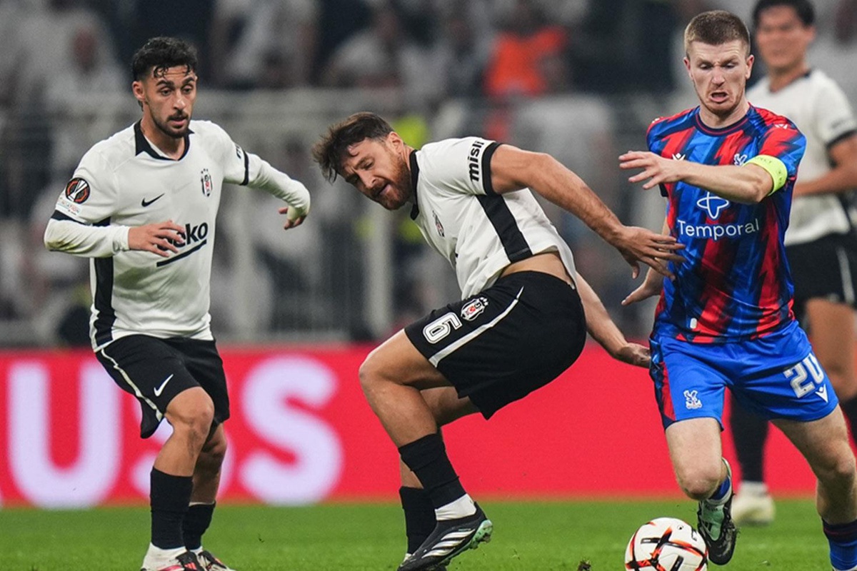 Beşiktaş tribünlerinden Kartal Kayra Yılmaz'a oyundan çıkarken tepki