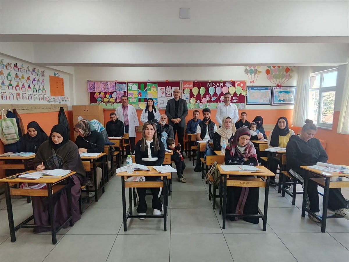 Beypazarı'nda Halk Eğitimi Merkezinin okuma yazma kursu Rüstempaşa'da devam ediyor