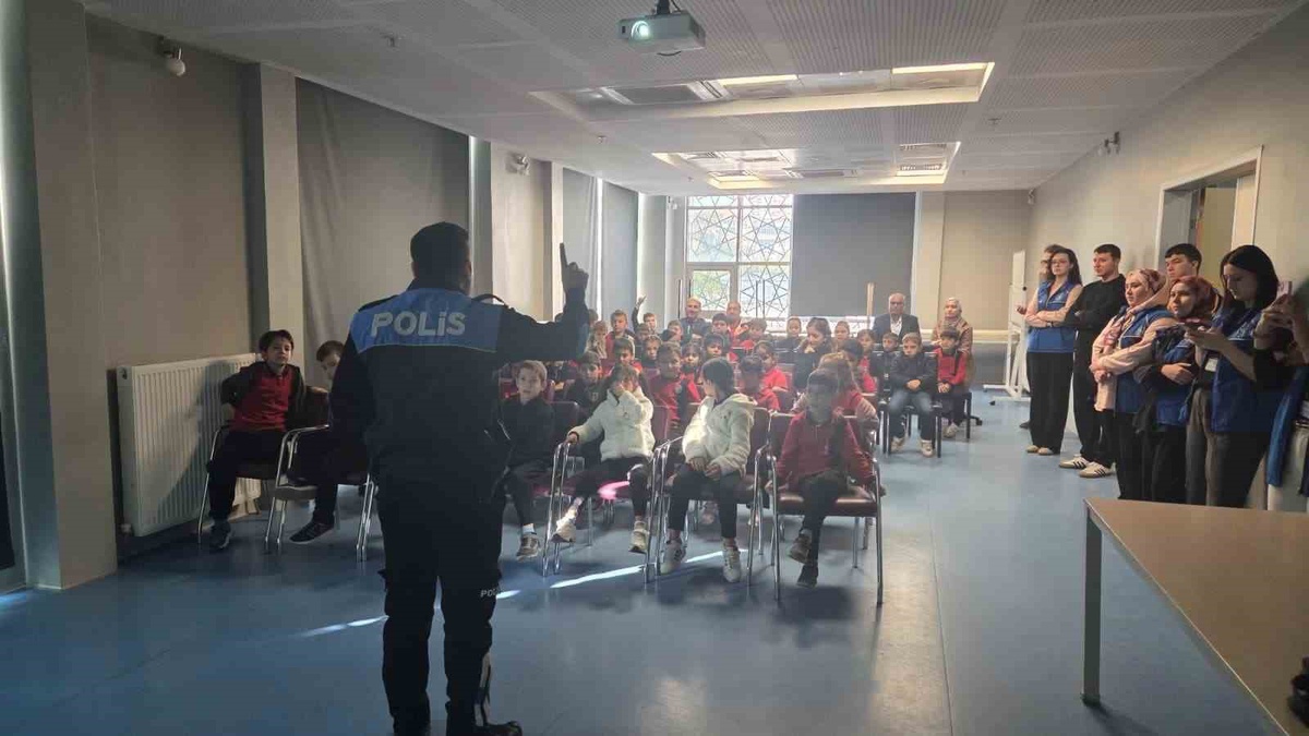 Bilecik'te polis, 48 ilkokul öğrencisine akran zorbalığı ve güvenli interneti anlattı