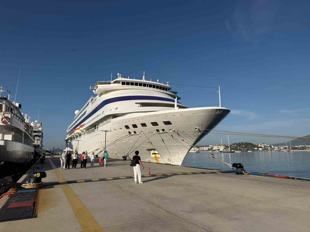 Bodrum Cruise Port'a aynı gün yanaşan üç kruvaziyerle ilçeye 650 yolcu geldi